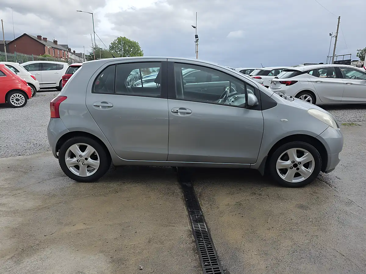 Used 2007 Toyota Yaris T Spirit Silver - Interior and Exterior details 7