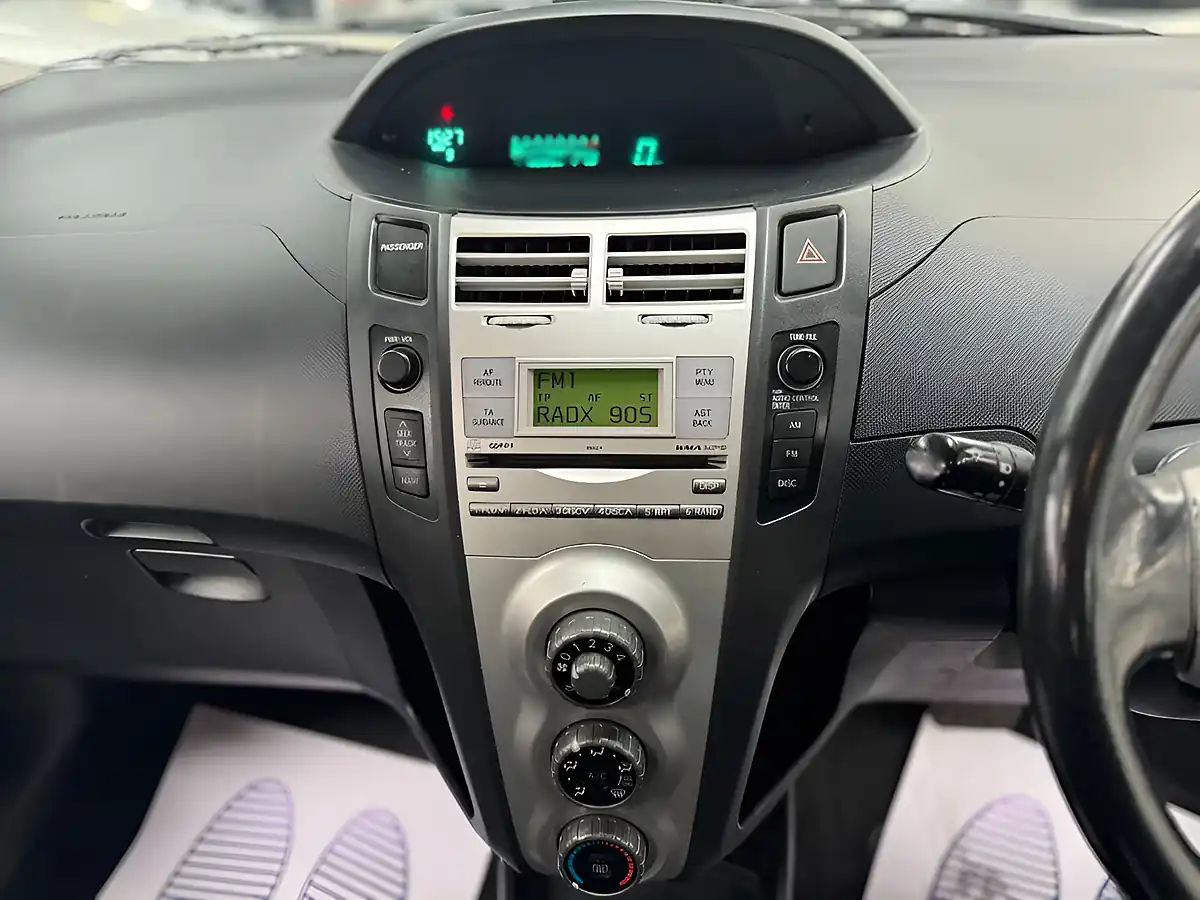 Used 2007 Toyota Yaris Zinc Silver - Interior and Exterior details 12