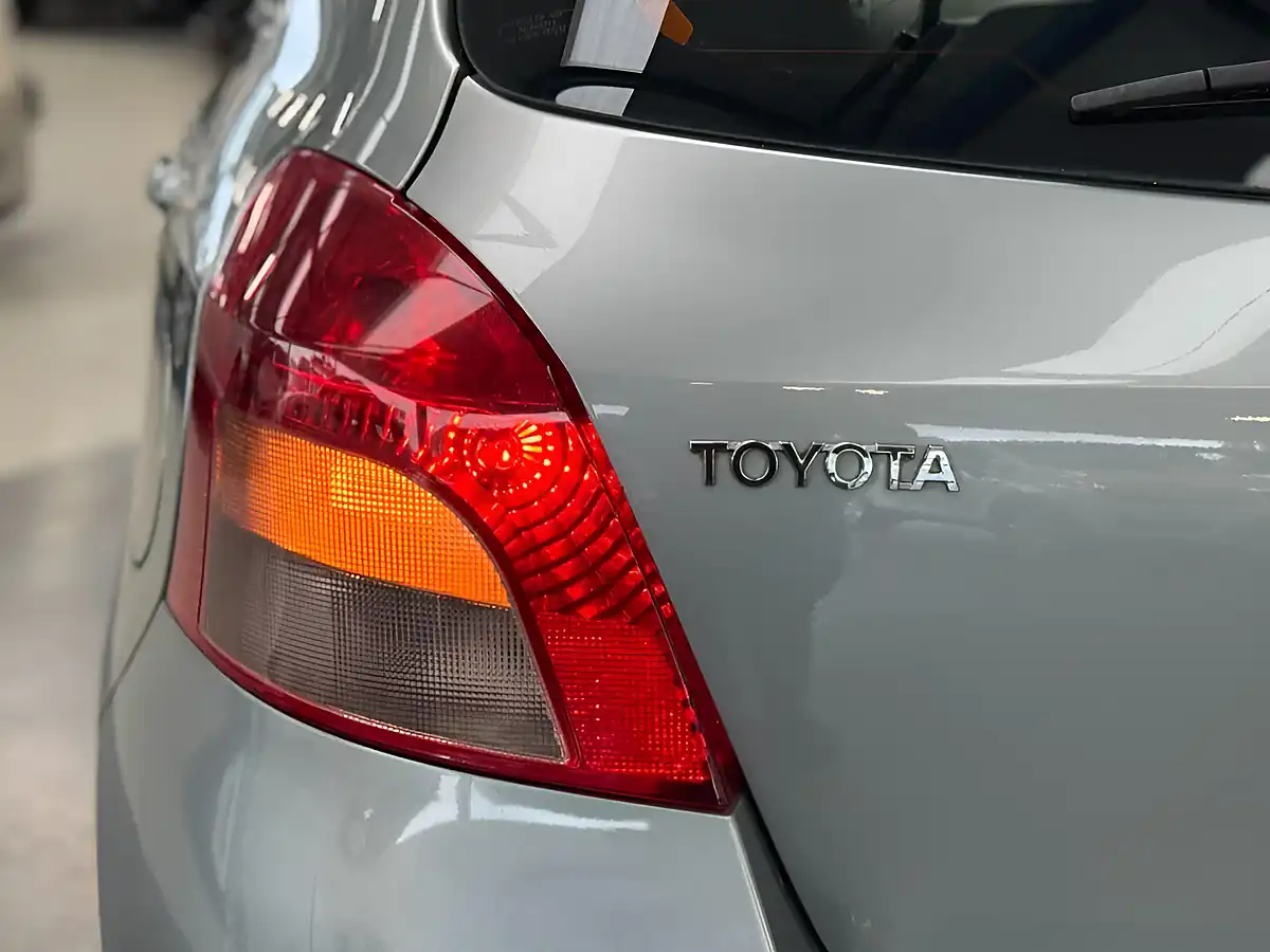 Used 2007 Toyota Yaris Zinc Silver - Interior and Exterior details 18