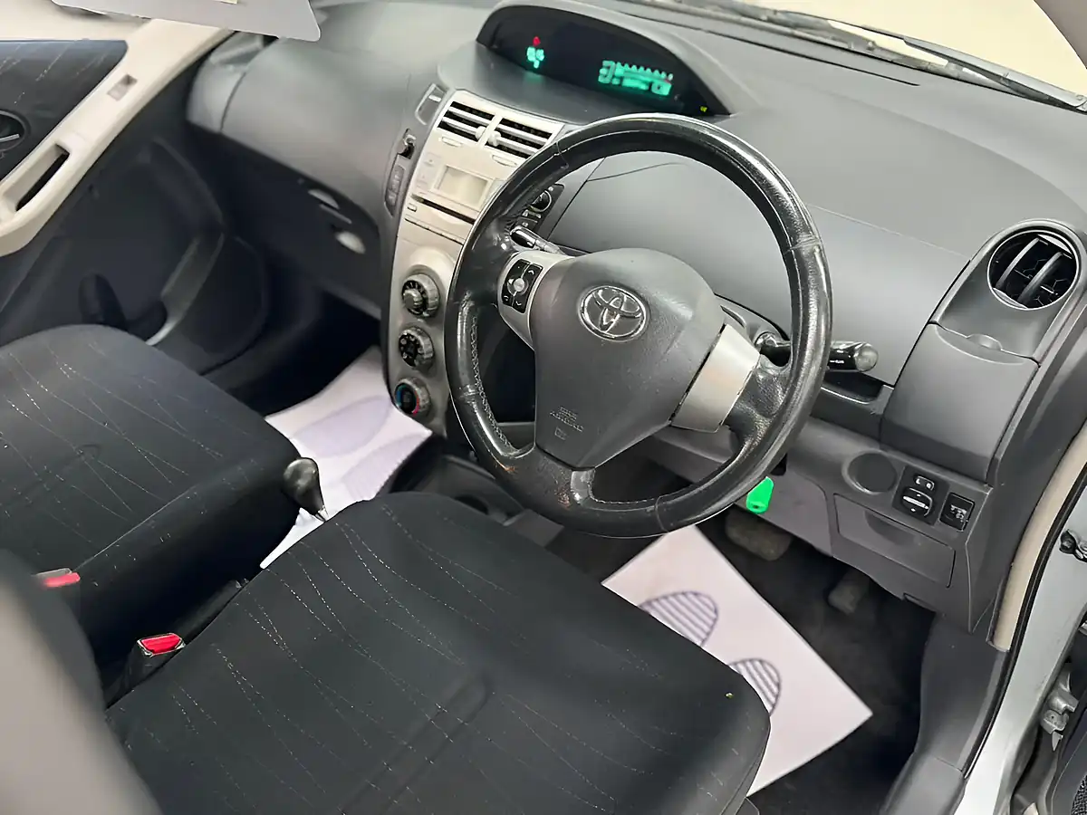 Used 2007 Toyota Yaris Zinc Silver - Interior and Exterior details 3