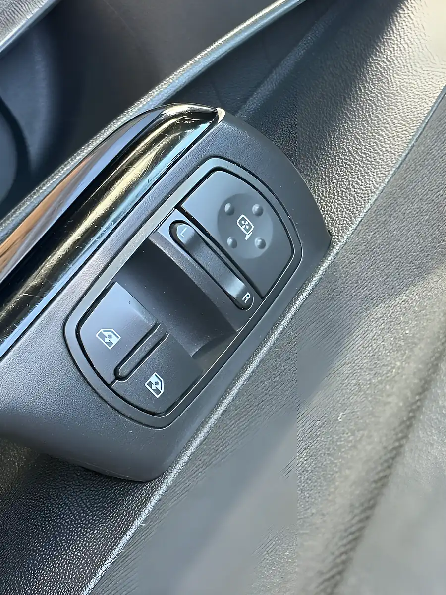 Used 2007 Vauxhall Corsa Club Silver - Interior and Exterior details 7