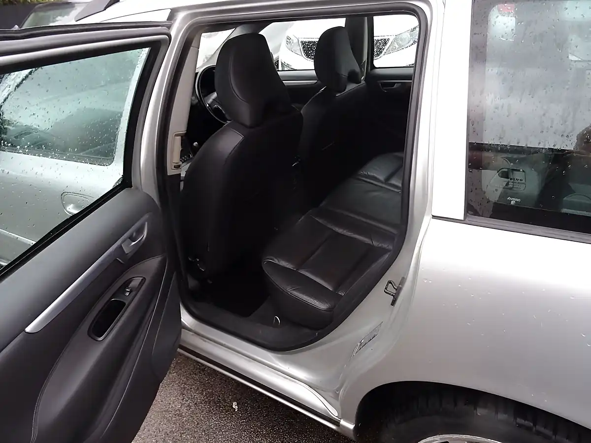 Used 2007 Volvo V70 Se Silver - Interior and Exterior details 9