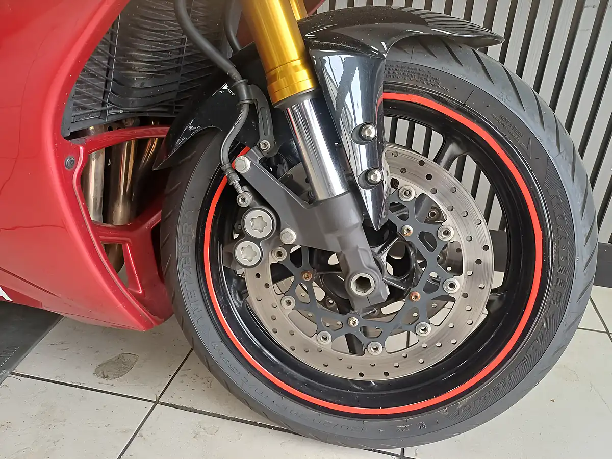 Used 2007 Yamaha FZ1 Fazer Red - Interior and Exterior details 16