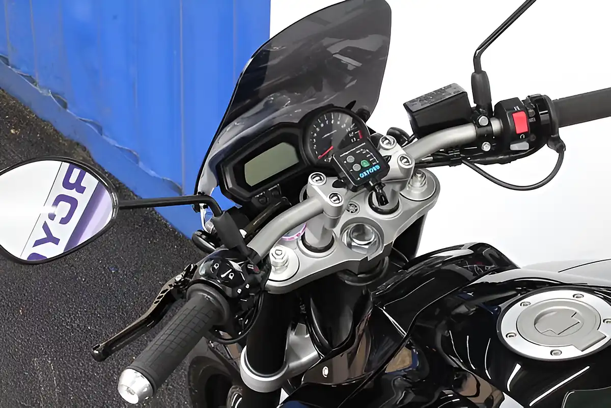 Used 2007 Yamaha FZ1 Super Retro Black - Interior and Exterior details 15