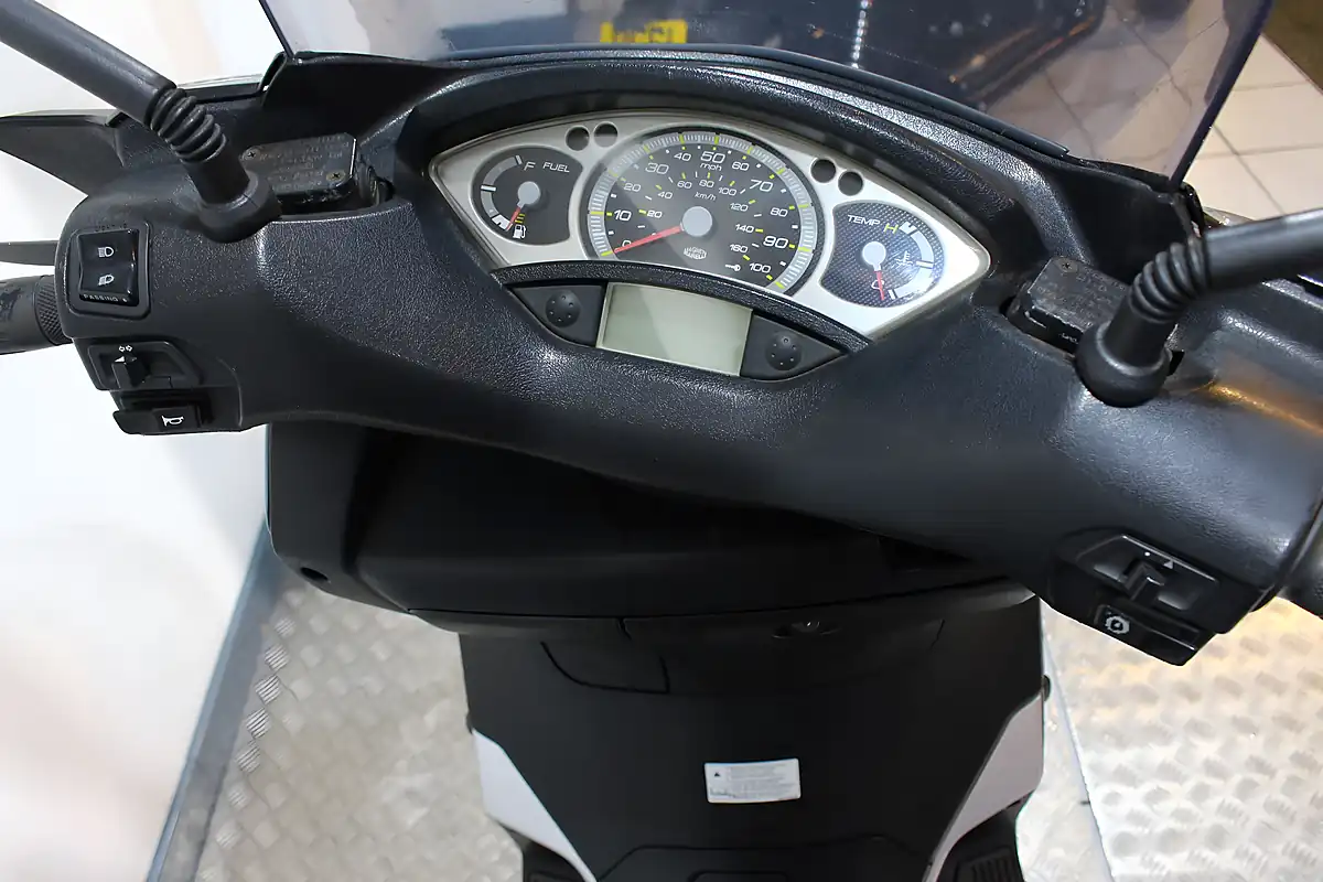 Used 2007 Yamaha YP250R X-Max Silver - Interior and Exterior details 8