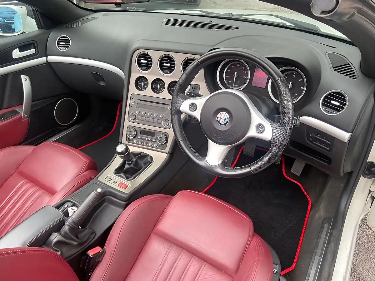 Used 2008 Alfa Romeo Spider Convertible White - Interior and Exterior details 10