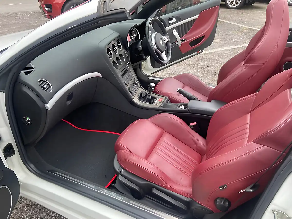 Used 2008 Alfa Romeo Spider Convertible White - Interior and Exterior details 11