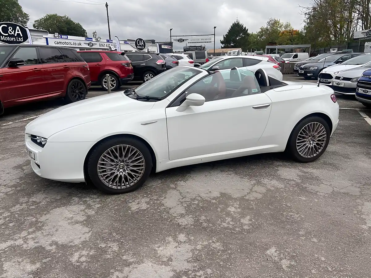 Used 2008 Alfa Romeo Spider Convertible White - Interior and Exterior details 4