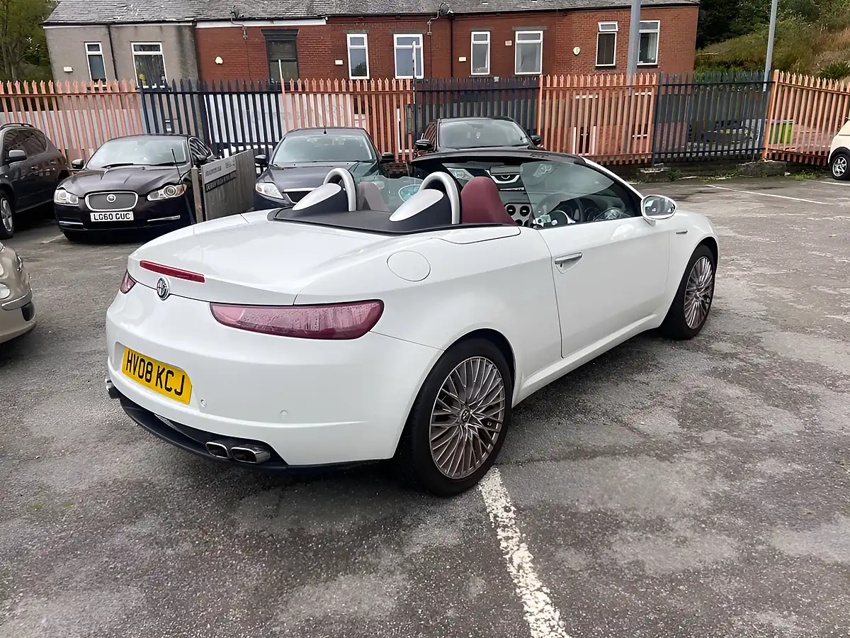 Used 2008 Alfa Romeo Spider Convertible White - Interior and Exterior details 7