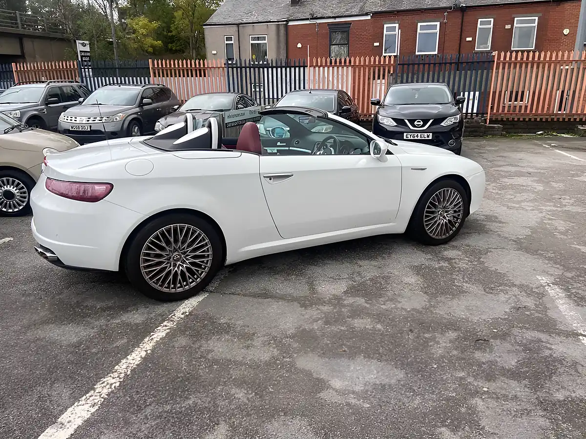 Used 2008 Alfa Romeo Spider Convertible White - Interior and Exterior details 8