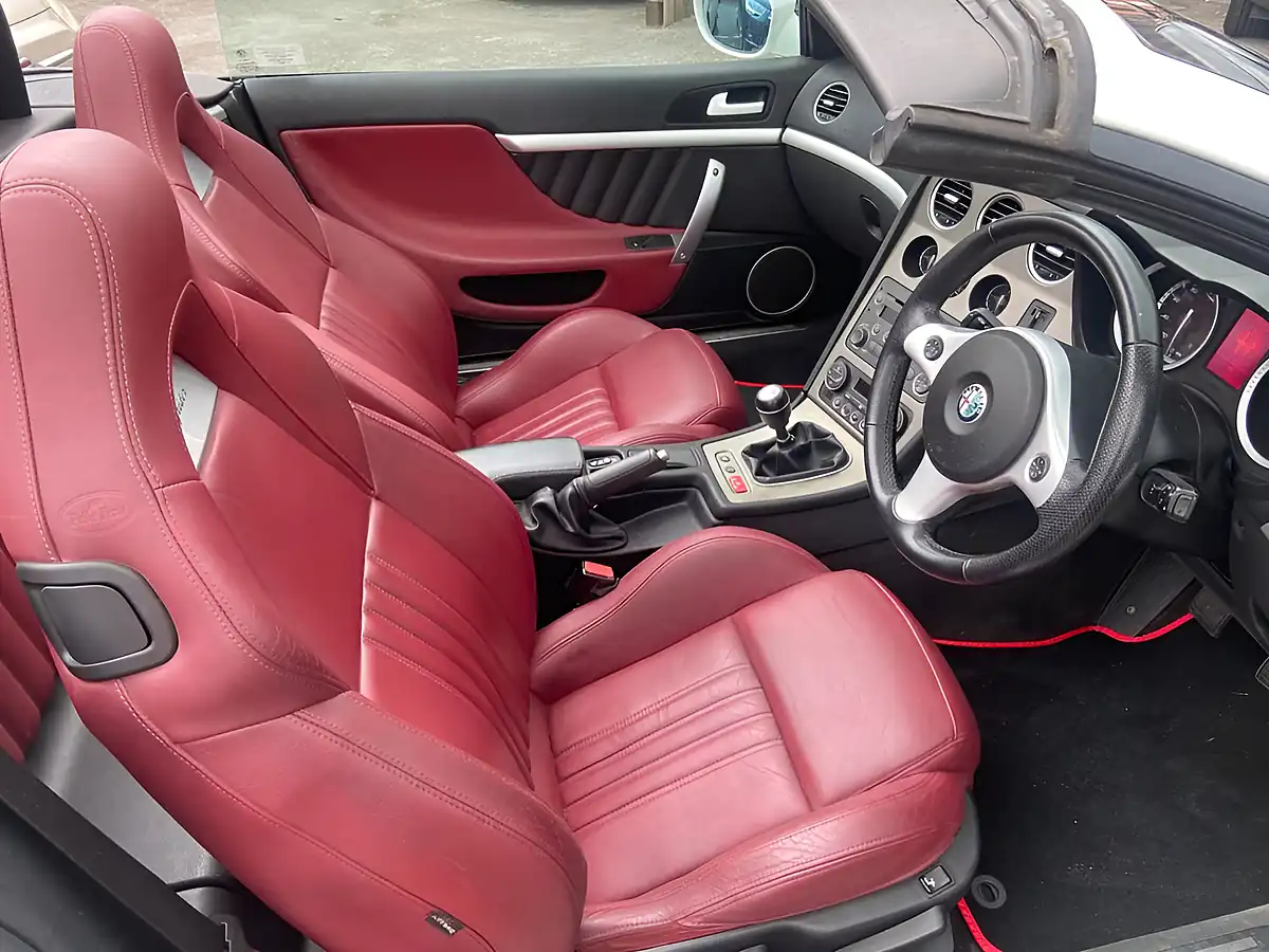 Used 2008 Alfa Romeo Spider Convertible White - Interior and Exterior details 9