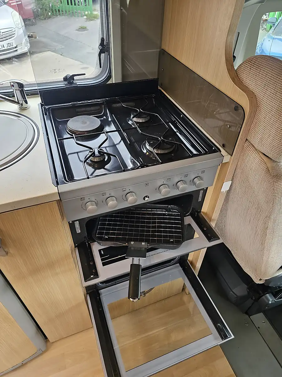 Used 2008 Bessacarr E495 Coachbuilt 6 Berth Rear U Lounge - Interior and Exterior details 11