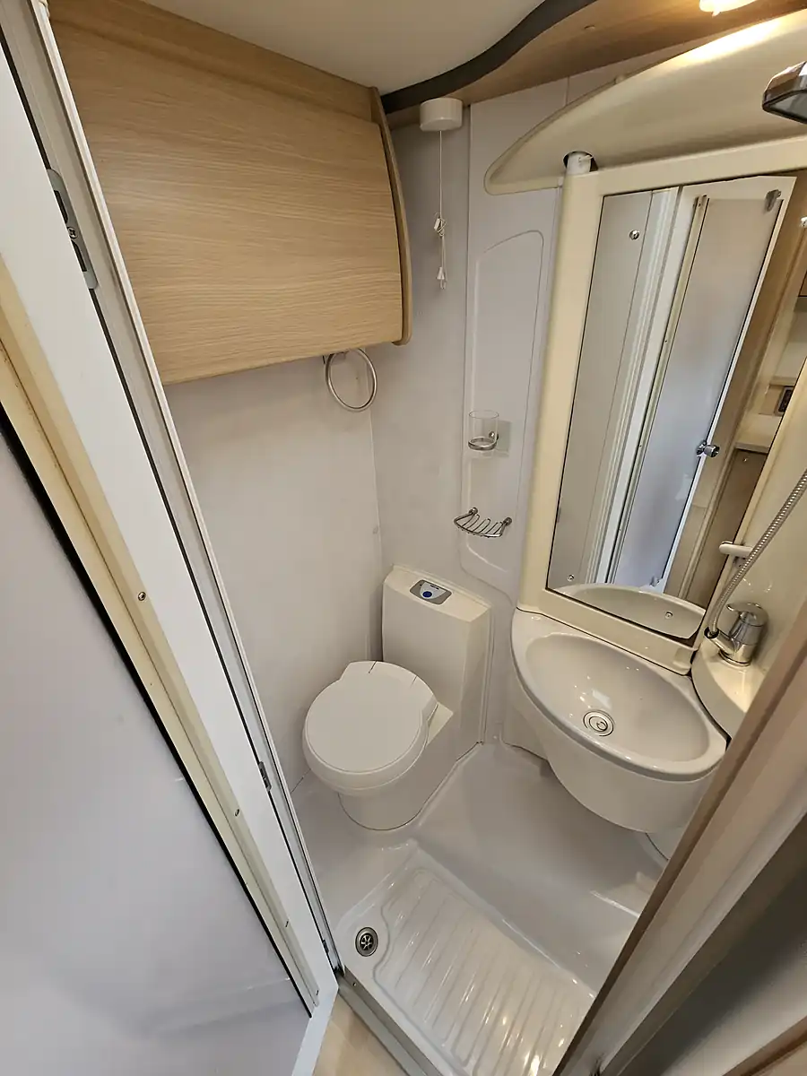 Used 2008 Bessacarr E495 Coachbuilt 6 Berth Rear U Lounge - Interior and Exterior details 16