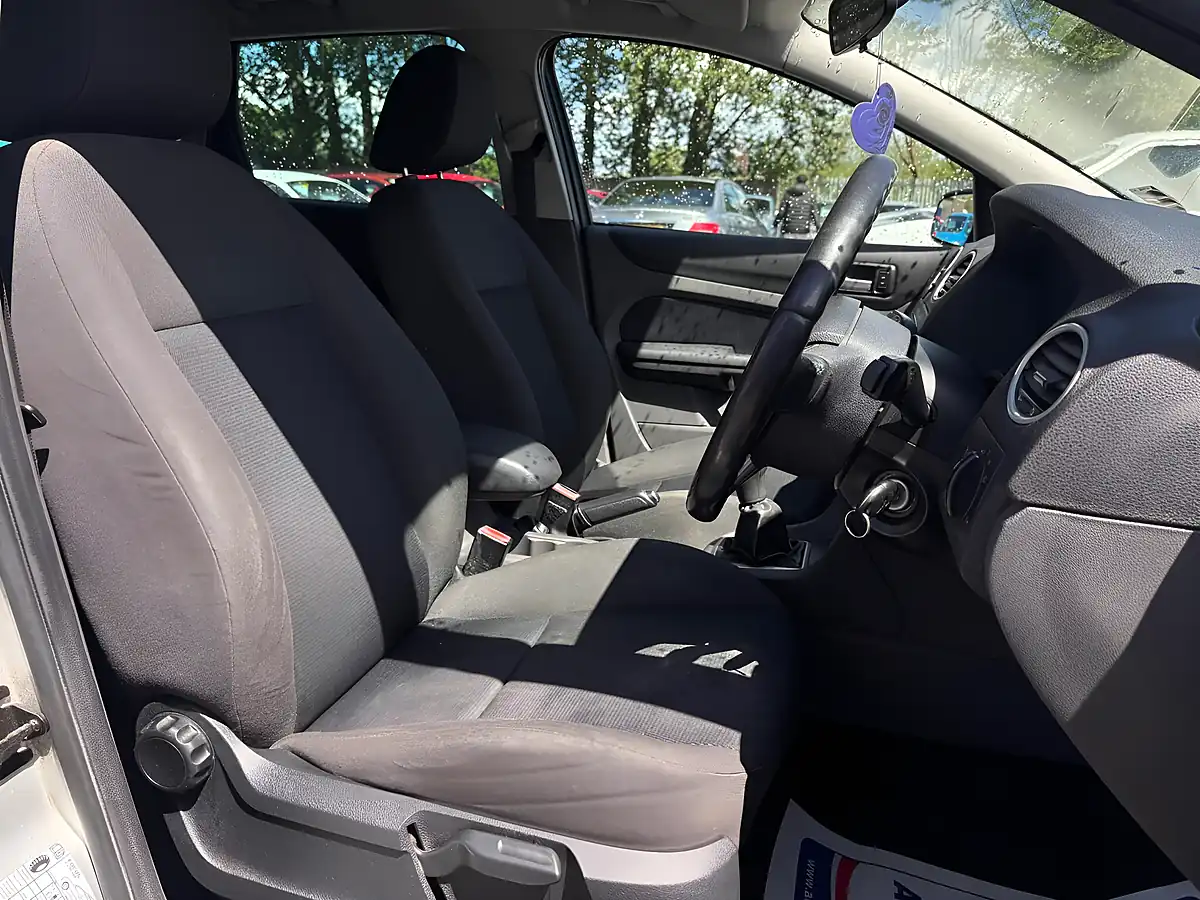 Used 2008 Ford Focus Zetec Climate Silver - Interior and Exterior details 10