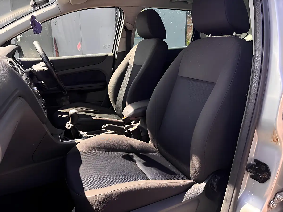 Used 2008 Ford Focus Zetec Climate Silver - Interior and Exterior details 12