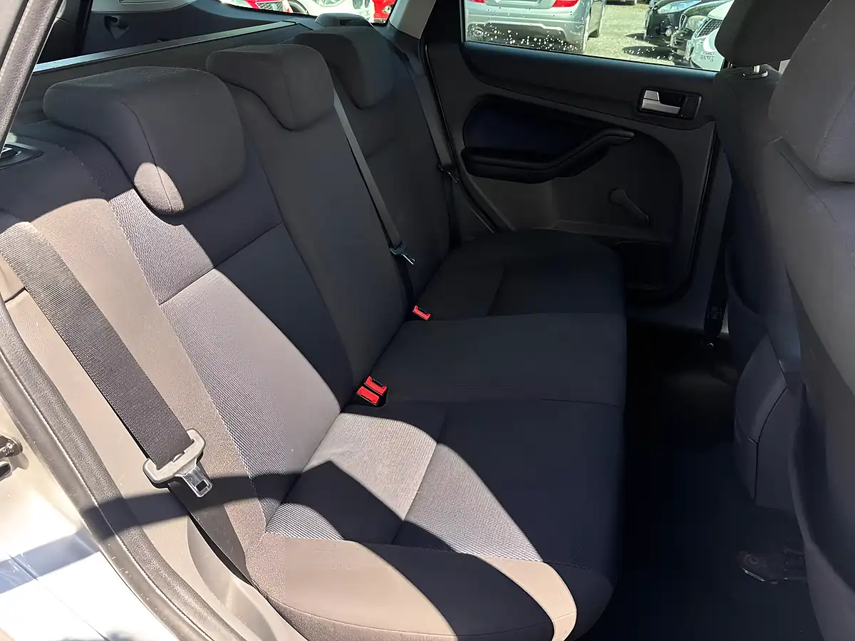 Used 2008 Ford Focus Zetec Climate Silver - Interior and Exterior details 13