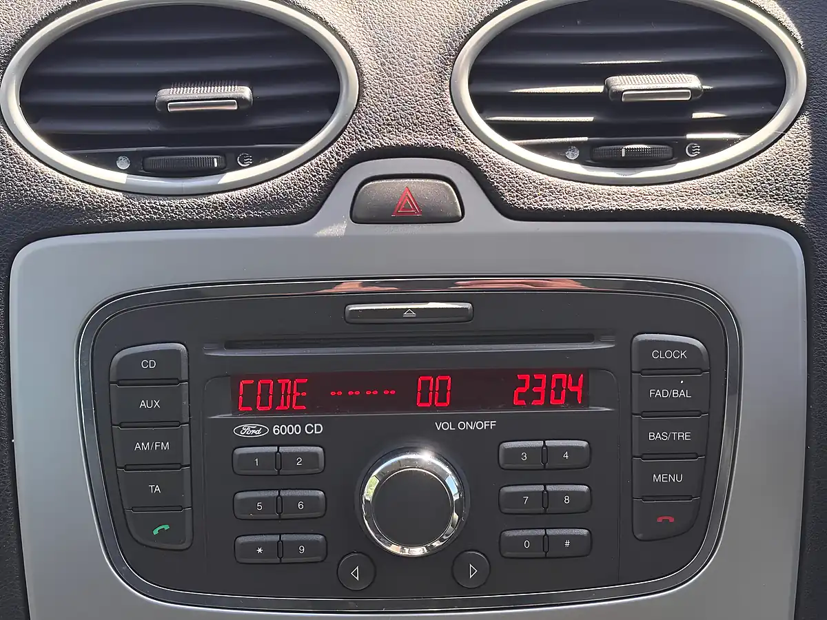Used 2008 Ford Focus Zetec Climate Silver - Interior and Exterior details 14