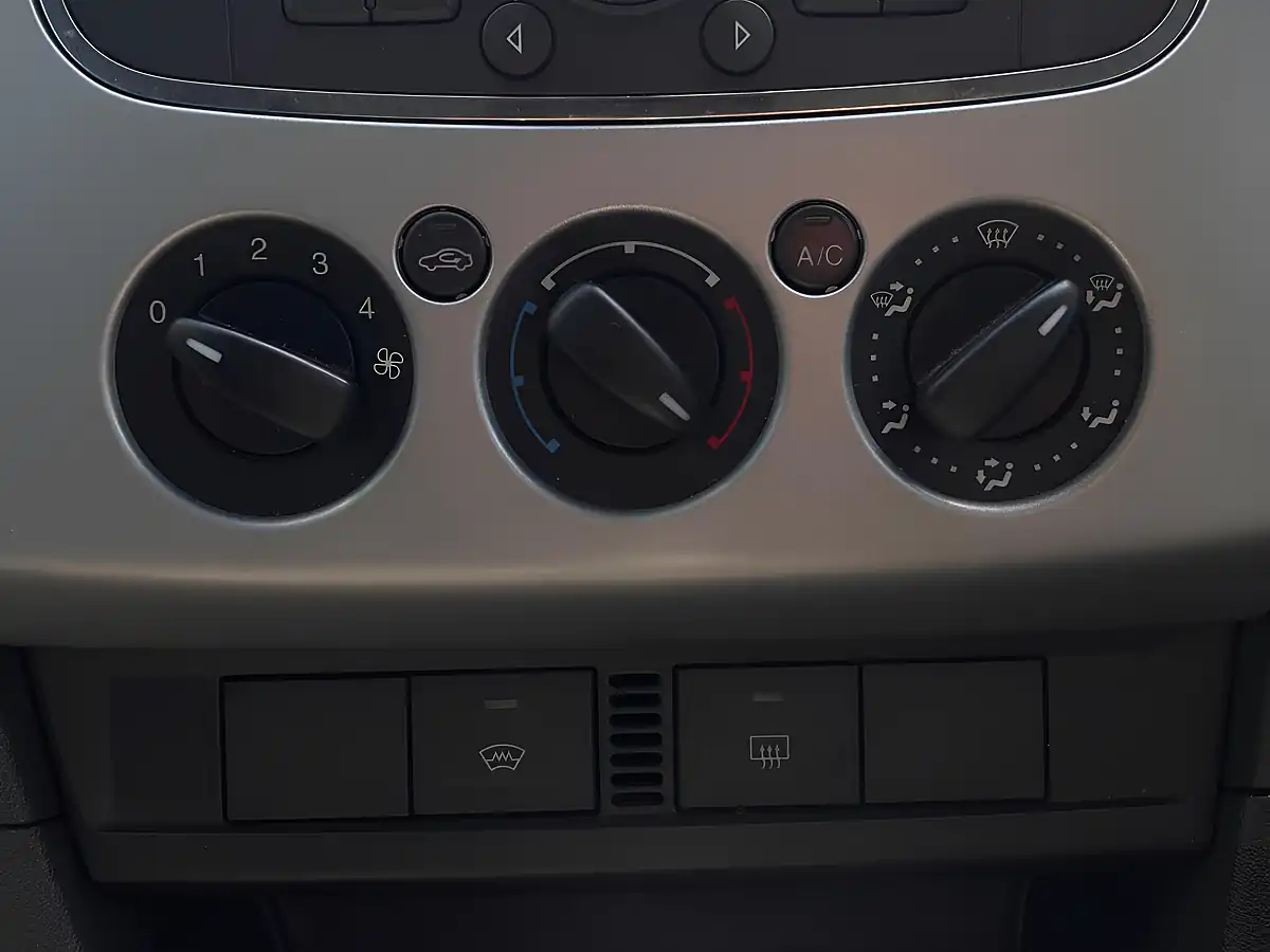 Used 2008 Ford Focus Zetec Climate Silver - Interior and Exterior details 15
