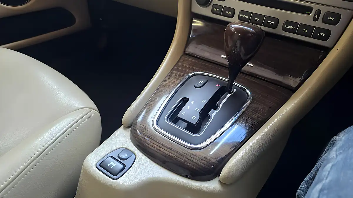 Used 2008 Jaguar X-Type Saloon White - Interior and Exterior details 10