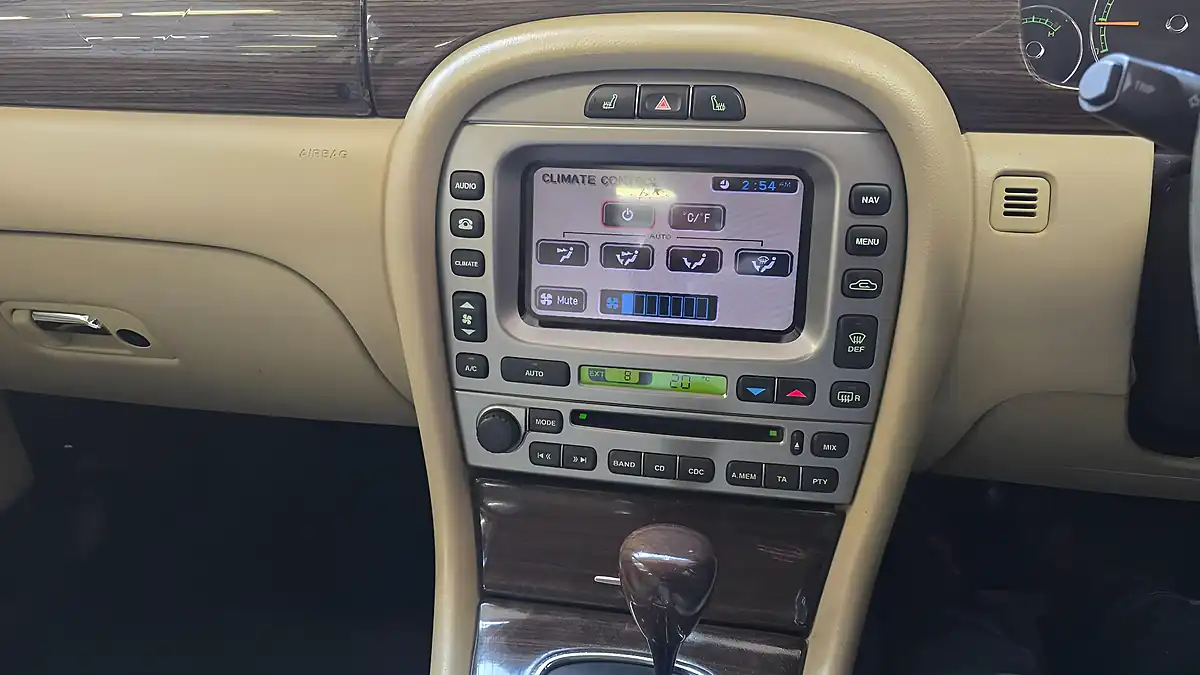 Used 2008 Jaguar X-Type Saloon White - Interior and Exterior details 11