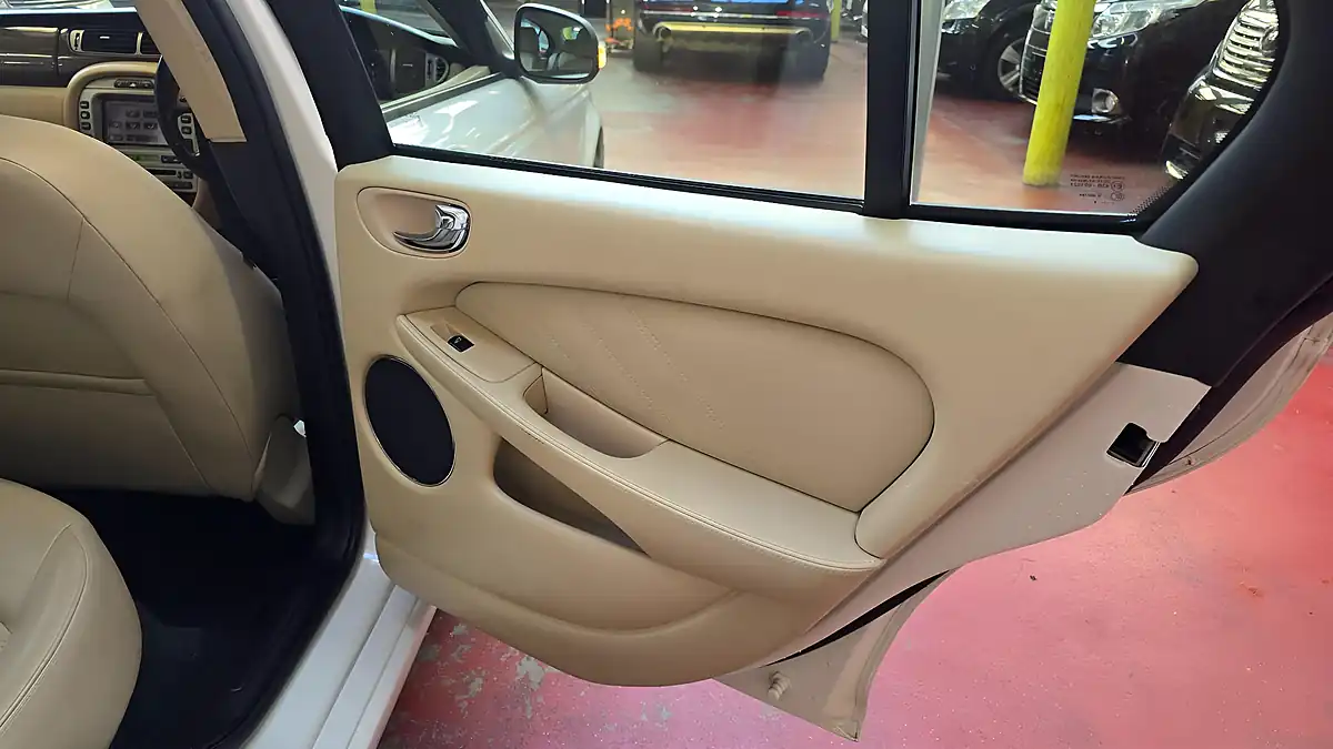 Used 2008 Jaguar X-Type Saloon White - Interior and Exterior details 13