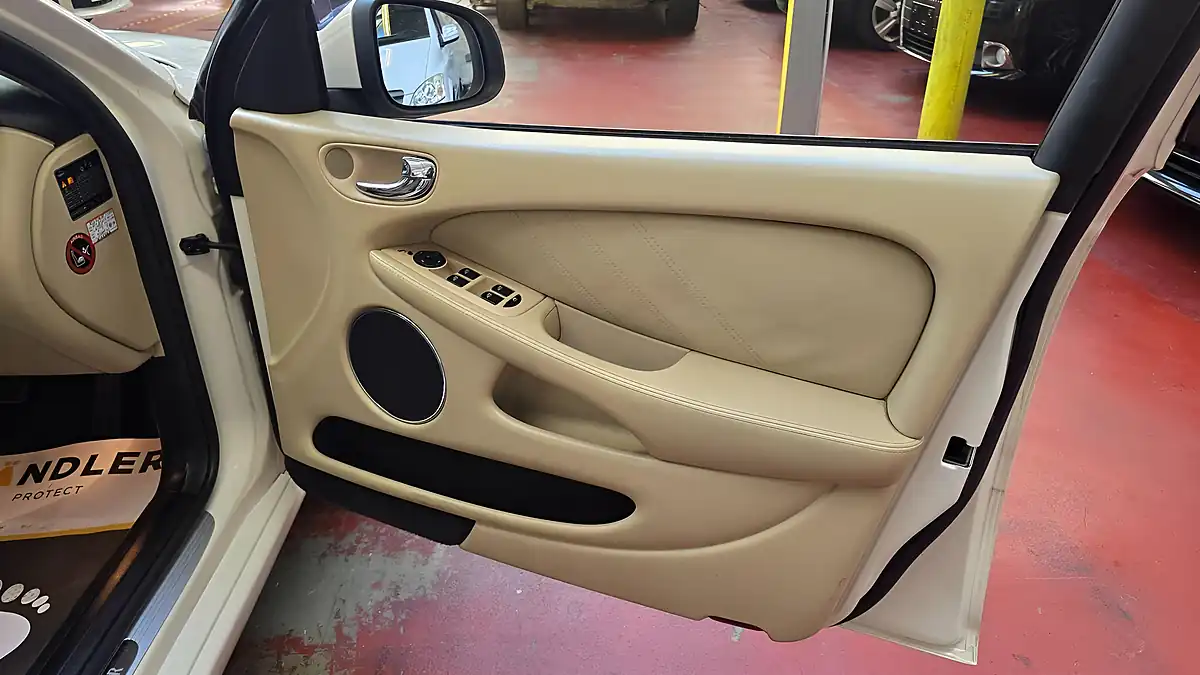 Used 2008 Jaguar X-Type Saloon White - Interior and Exterior details 14