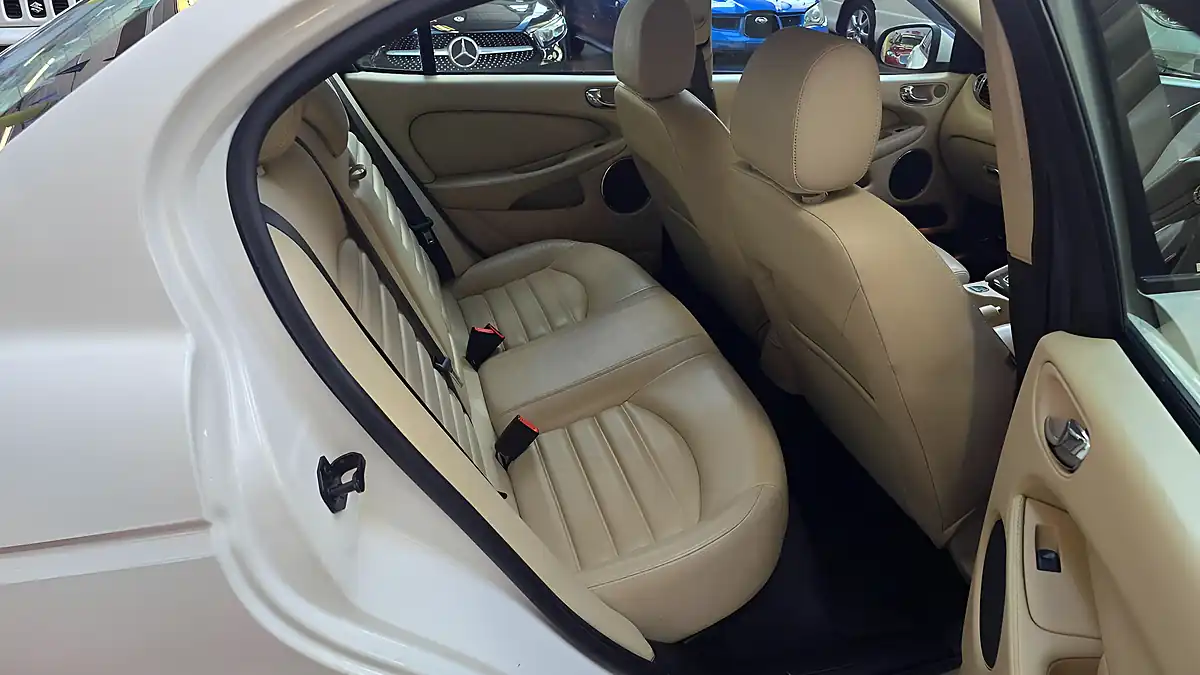 Used 2008 Jaguar X-Type Saloon White - Interior and Exterior details 5