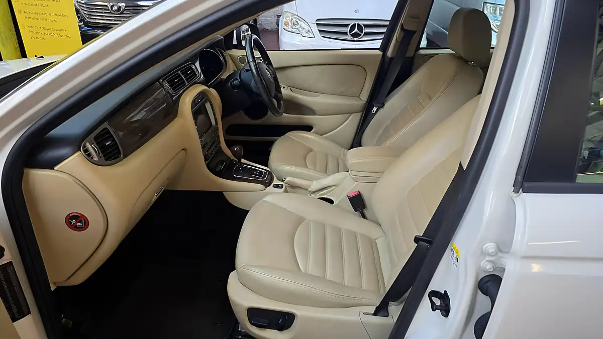 Used 2008 Jaguar X-Type Saloon White - Interior and Exterior details 7