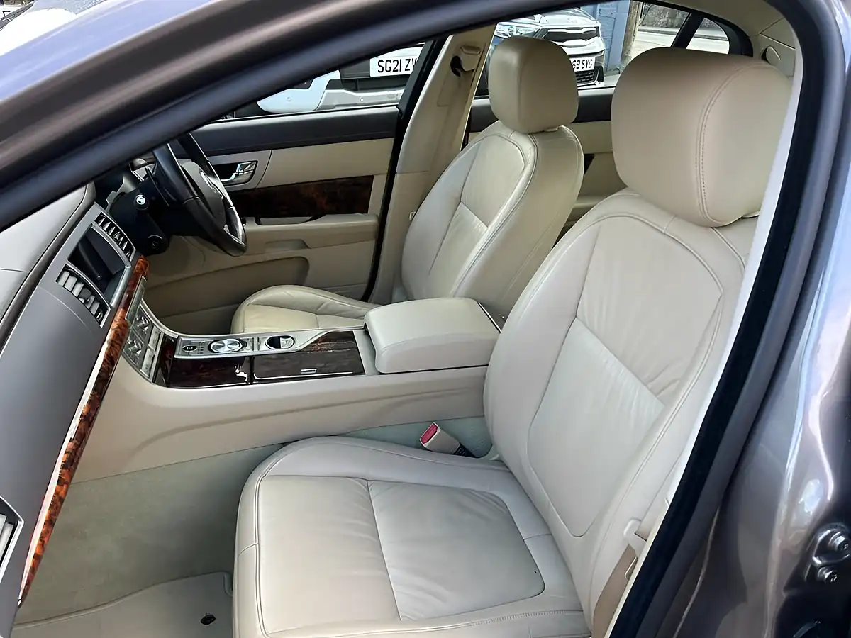 Used 2008 Jaguar Xf Luxury Grey - Interior and Exterior details 11