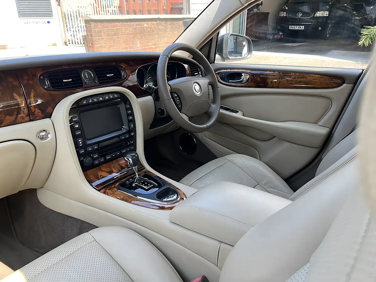 Used 2008 Jaguar Xj Black - Interior and Exterior details 11