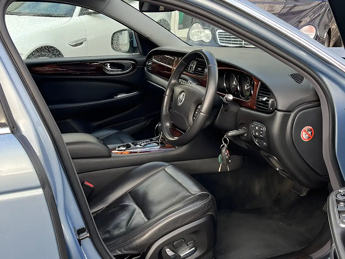 Used 2008 Jaguar Xj Sovereign Frost Blue - Interior and Exterior details 11