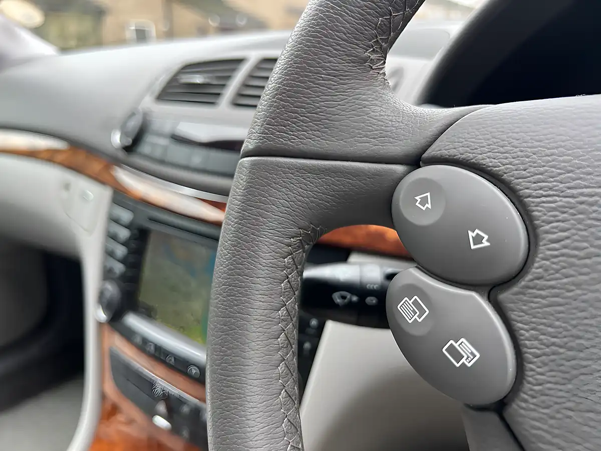 Used 2008 Mercedes-Benz E Class Elegance Bright Silver Metallic - Interior and Exterior details 19
