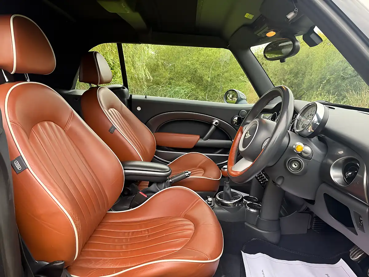 Used 2008 MINI Convertible Sidewalk Black - Interior and Exterior details 16