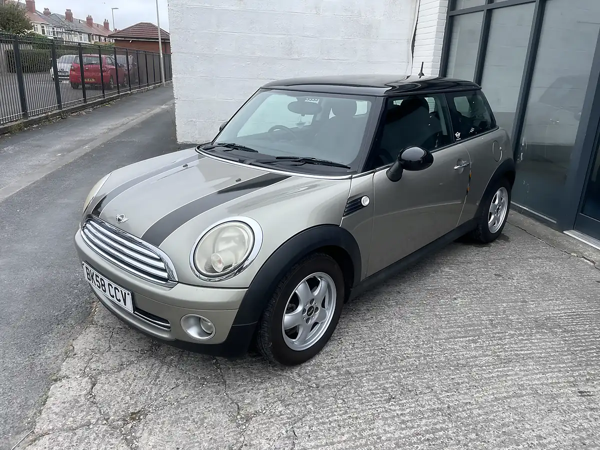 Used 2008 MINI Hatch Cooper (pepper Pack) Sparkling Silver - Interior and Exterior details 4