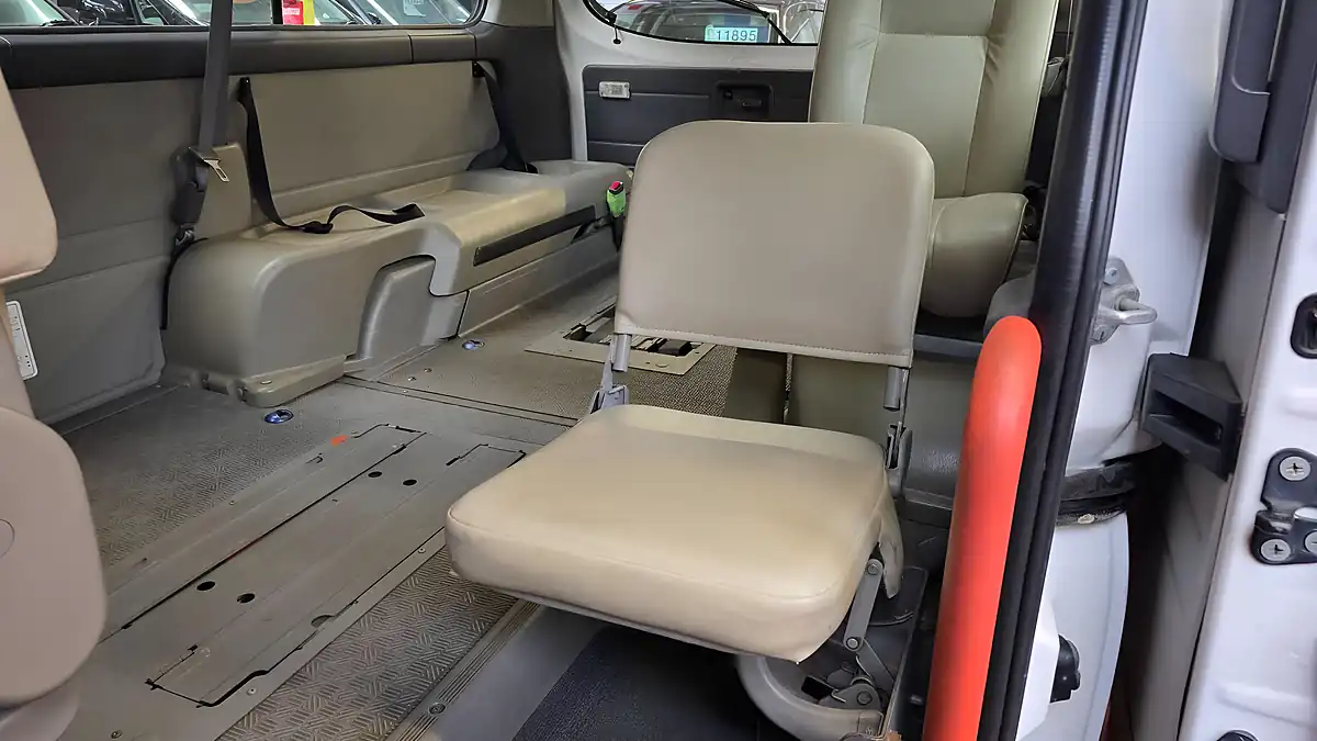 Used 2008 Nissan Elgrand Caravan Twin Mobility Chair Auto Lift White - Interior and Exterior details 13