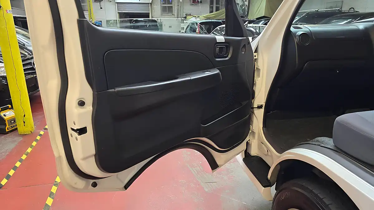 Used 2008 Nissan Elgrand Caravan Twin Mobility Chair Auto Lift White - Interior and Exterior details 16