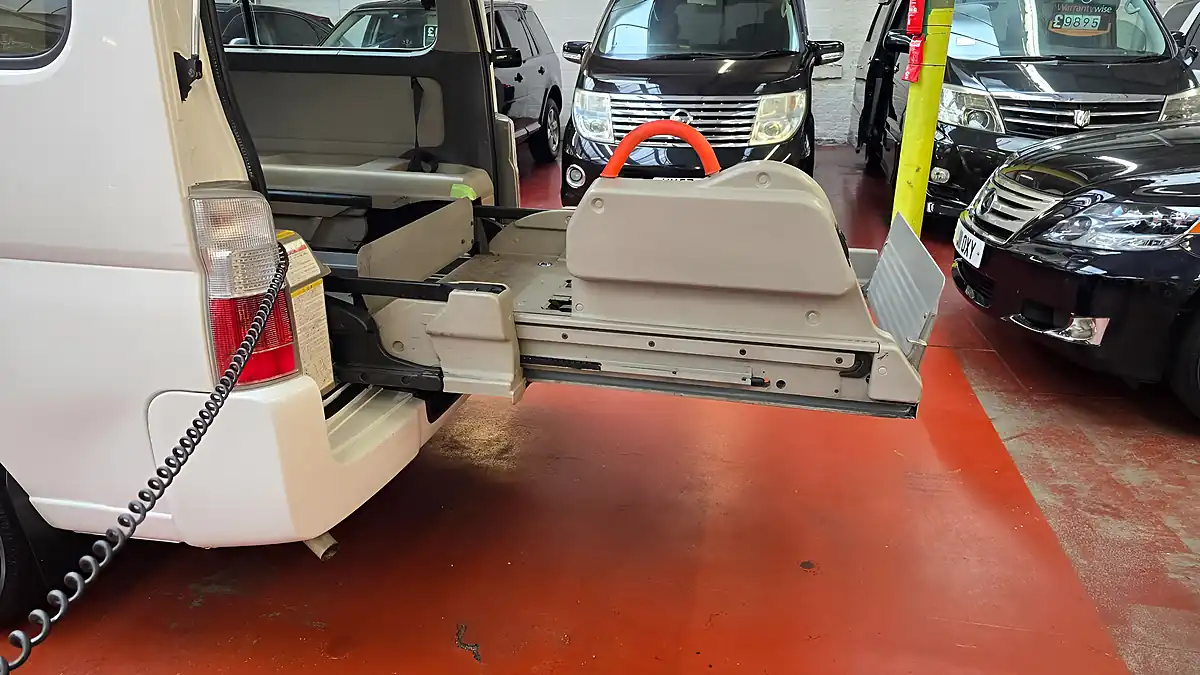 Used 2008 Nissan Elgrand Caravan Twin Mobility Chair Auto Lift White - Interior and Exterior details 7