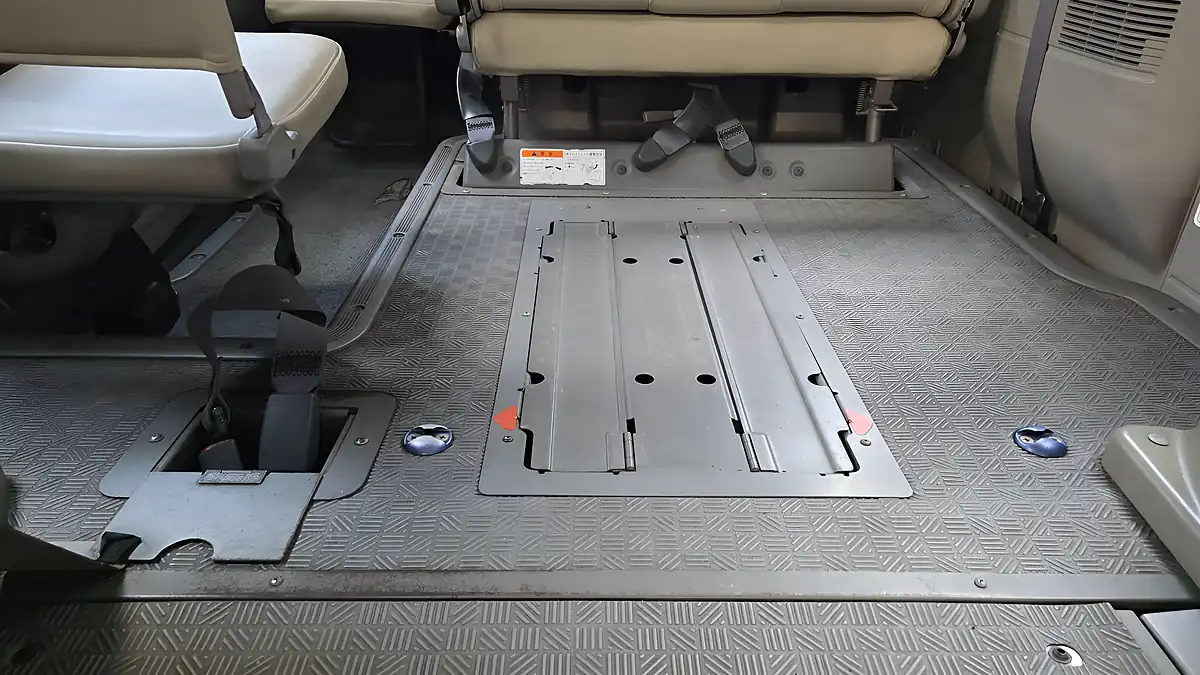 Used 2008 Nissan Elgrand Caravan Twin Mobility Chair Auto Lift White - Interior and Exterior details 9