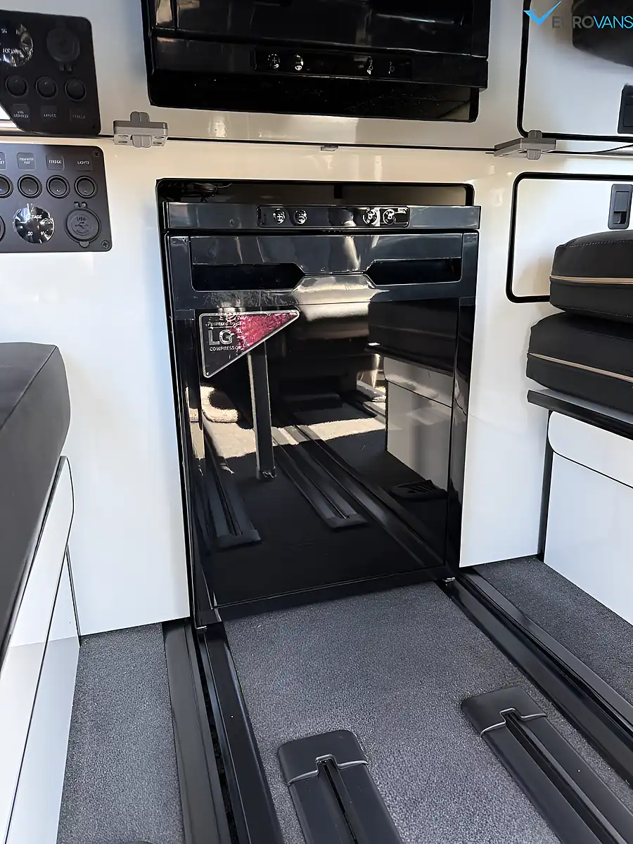 Used 2008 Nissan Elgrand Highway Star Jamie Leigh Conversion Silver - Interior and Exterior details 12