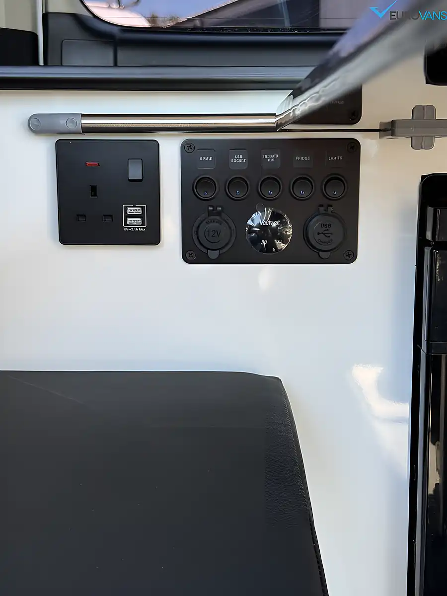 Used 2008 Nissan Elgrand Highway Star Jamie Leigh Conversion Silver - Interior and Exterior details 13