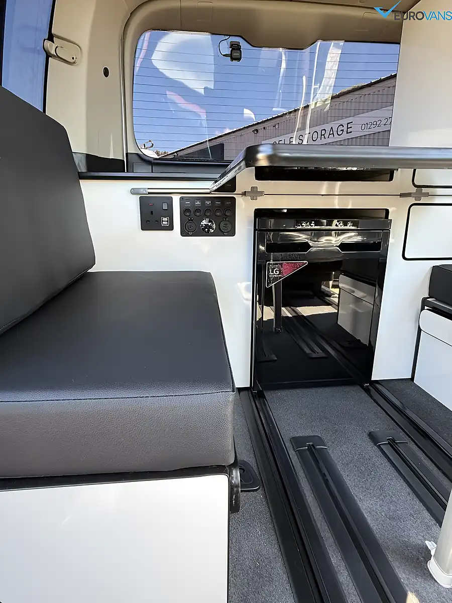 Used 2008 Nissan Elgrand Highway Star Jamie Leigh Conversion Silver - Interior and Exterior details 15