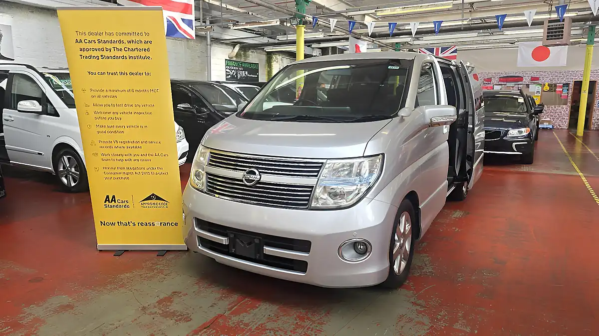 Used 2008 Nissan Elgrand Highway Star Silver - Front View