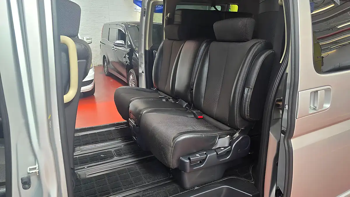 Used 2008 Nissan Elgrand Highway Star Silver - Interior and Exterior details 11