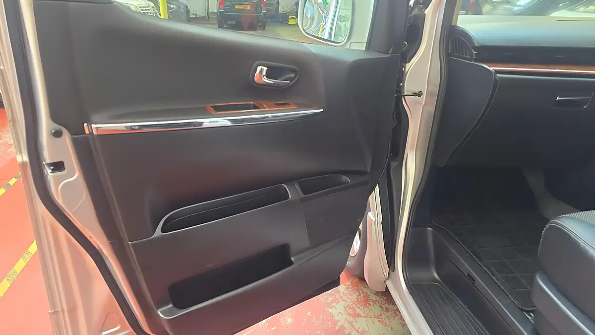 Used 2008 Nissan Elgrand Highway Star Silver - Interior and Exterior details 13
