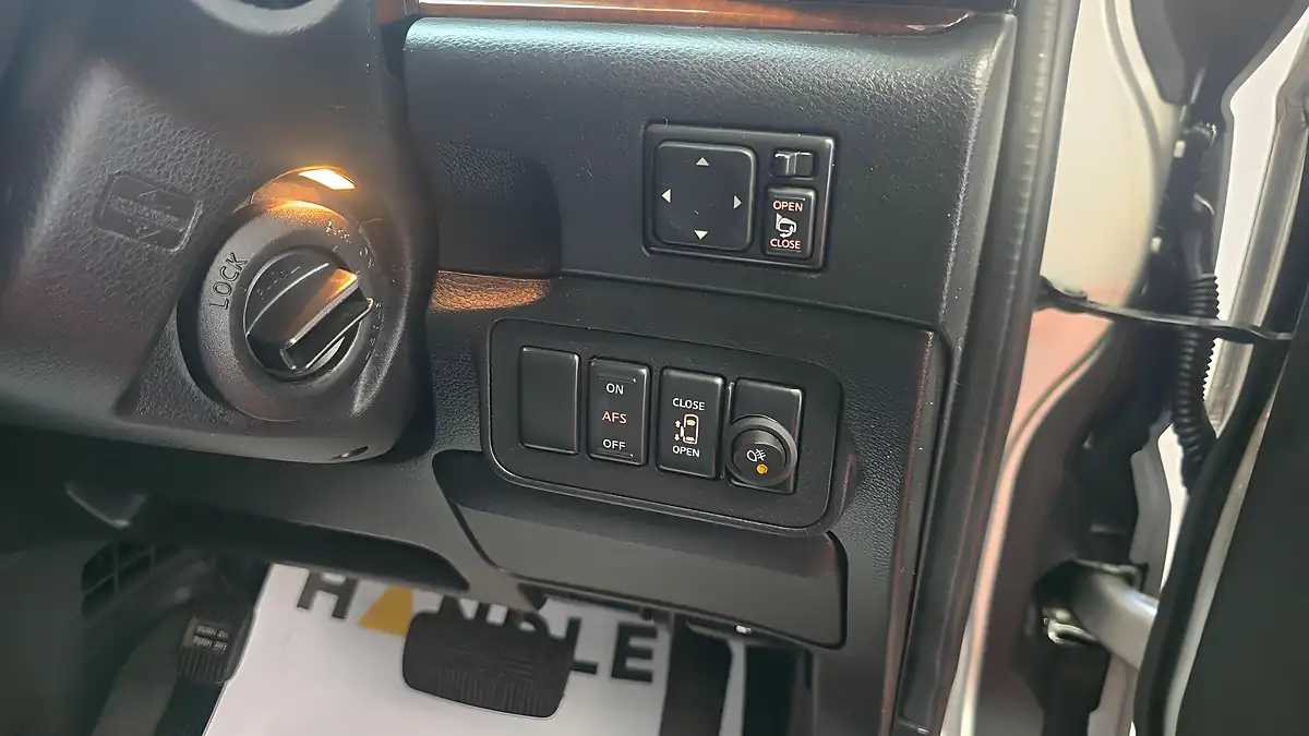 Used 2008 Nissan Elgrand Highway Star Silver - Interior and Exterior details 5