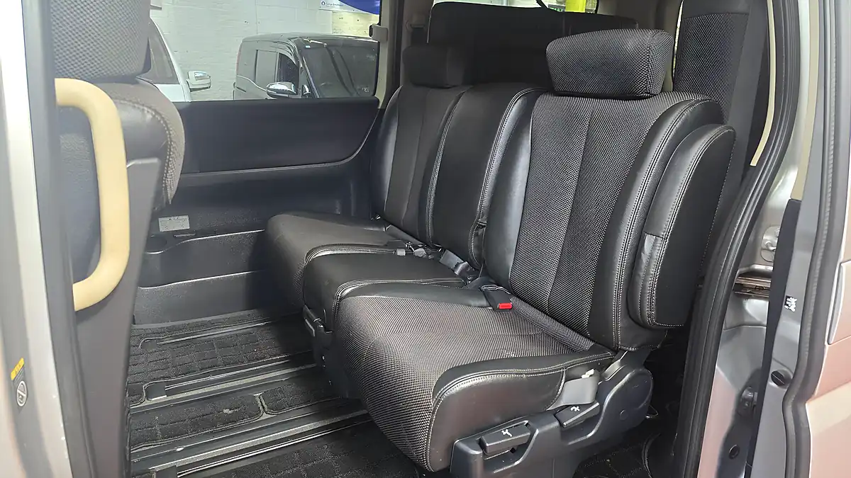 Used 2008 Nissan Elgrand Highway Star Silver - Interior and Exterior details 9