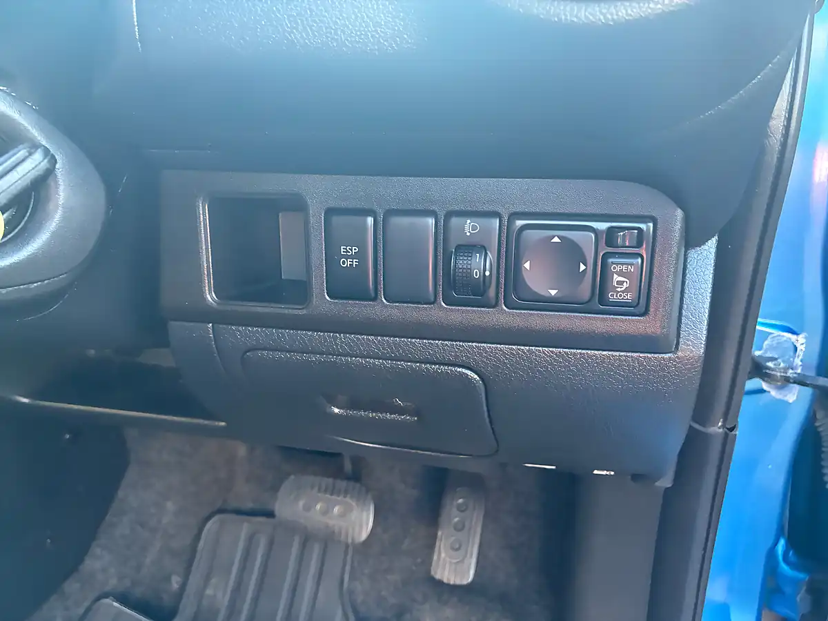 Used 2008 Nissan Note Tekna Blue - Interior and Exterior details 16