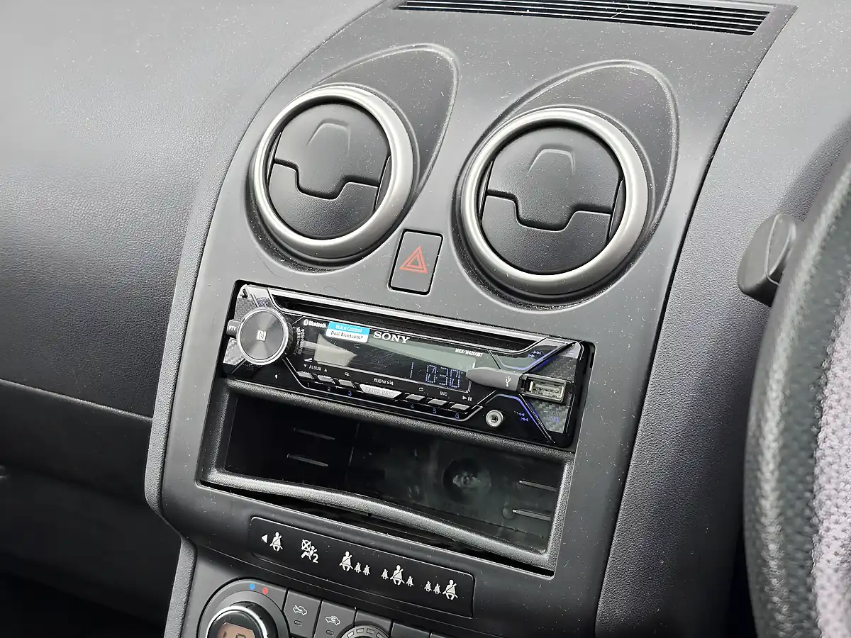 Used 2008 Nissan Qashqai+2 Tekna Silver - Interior and Exterior details 13