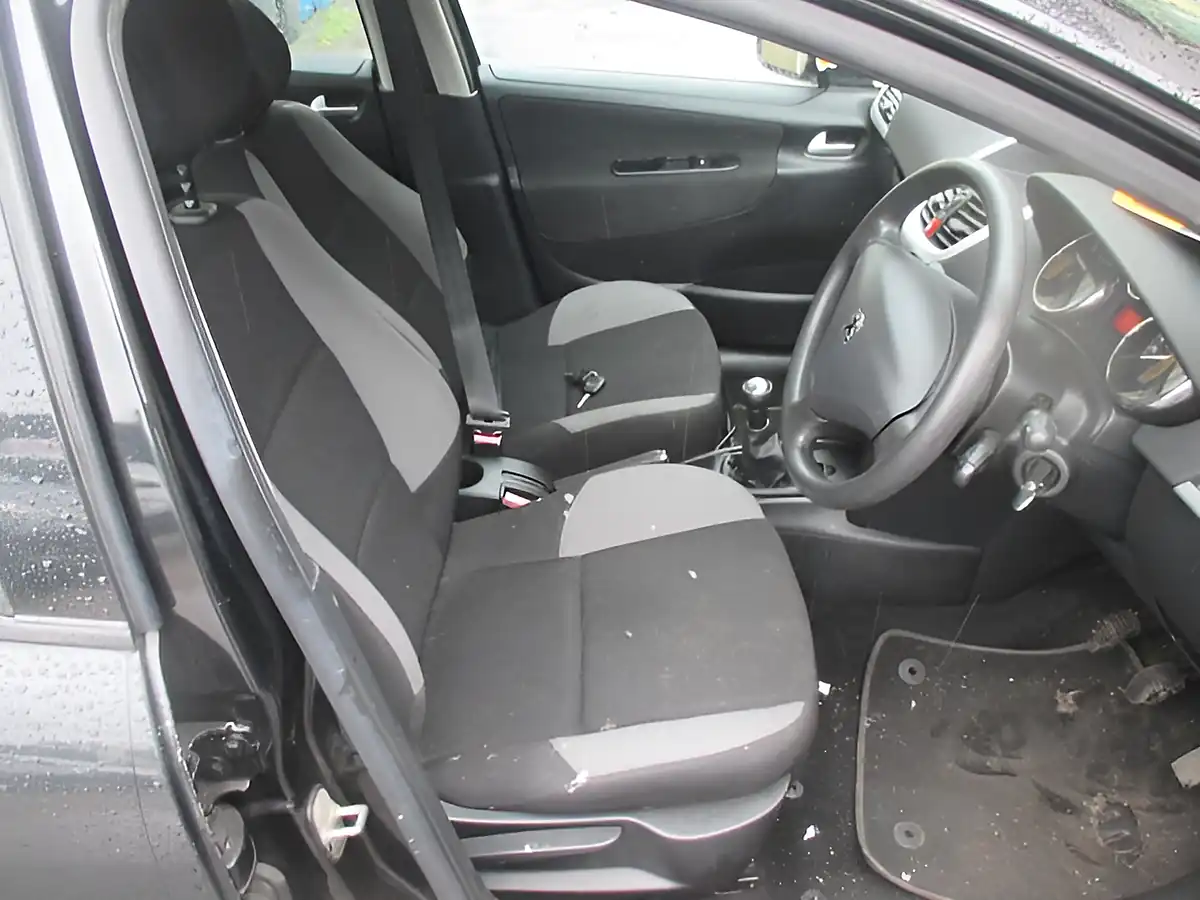 Used 2008 Peugeot 207 S Black - Interior and Exterior details 8