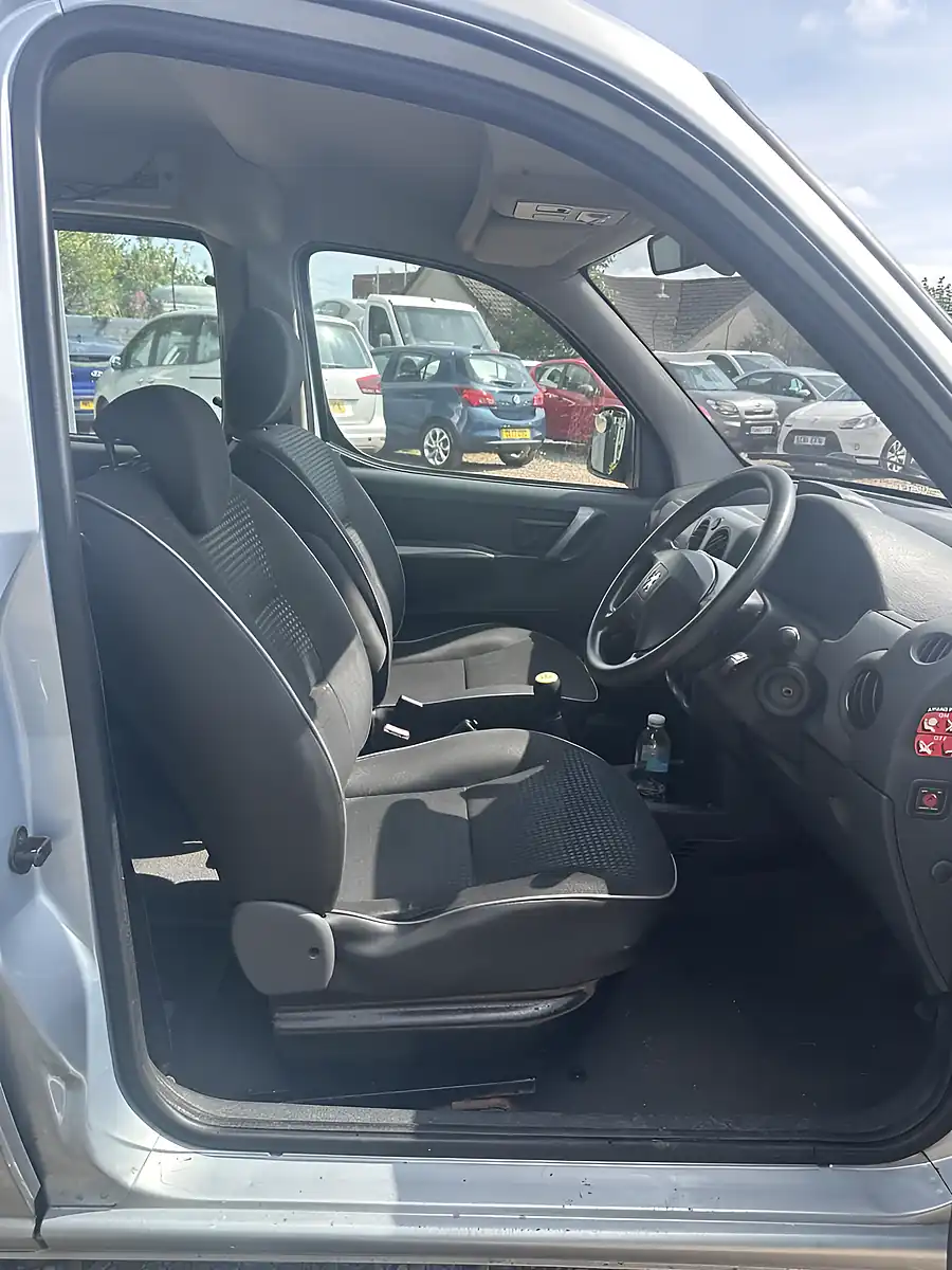 Used 2008 Peugeot Partner Escapade Silver - Interior and Exterior details 18